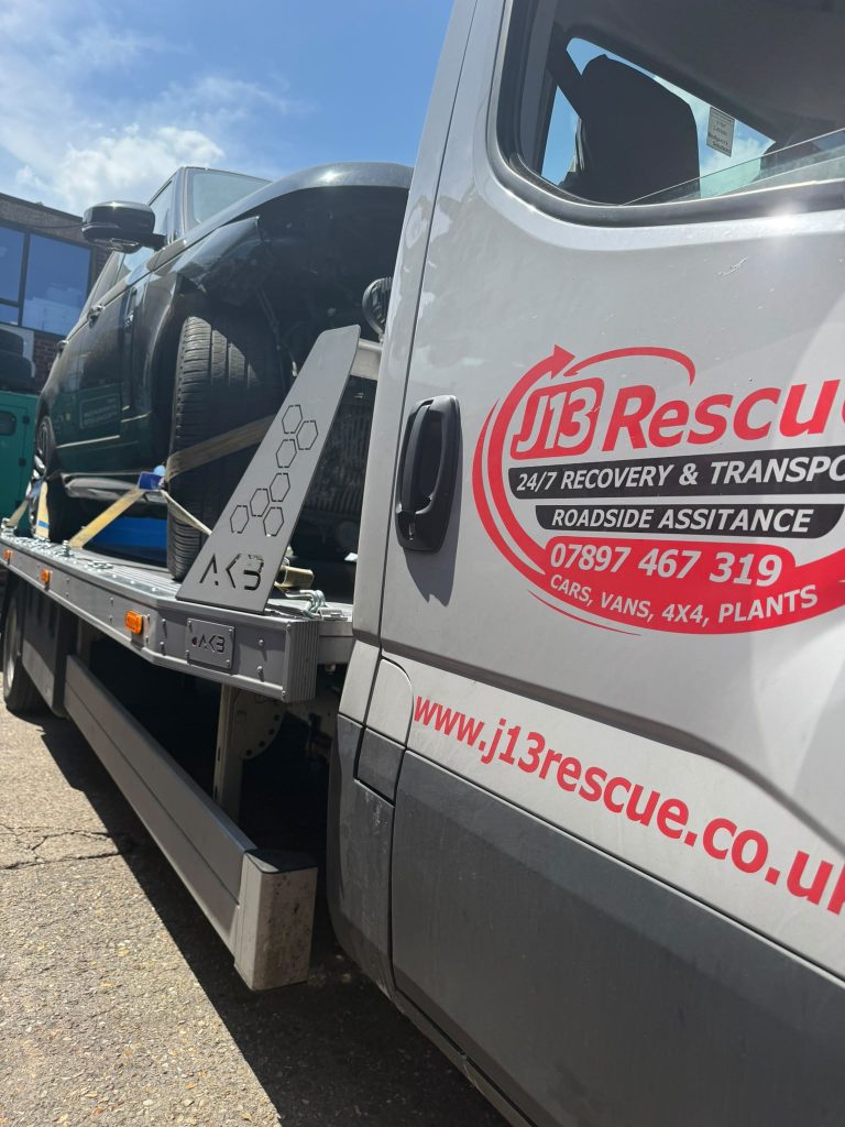 Roadside Assistance Cover – J13 Rescue Accident Recovery Roadside assistance and vehicle recovery for an accident-damaged Range Rover by J13 Rescue in Berkshire.
